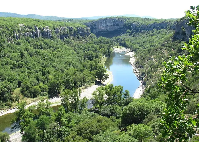 Les Chênes 2* Chauzon